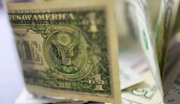 El dólar cae frente a las monedas mundiales: ¿cómo reaccionará el tenge?