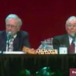 El director ejecutivo de Berkshire, Greg Appel, presta juramento como ciudadano estadounidense en un partido de béisbol