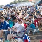 foto Las multitudes disfrutan del entretenimiento aéreo en el renovado Texarkana Airshow