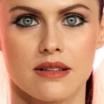 El vestido con aberturas de Alexandra Daddario explota en la calle
