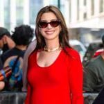 Anne Hathaway reacciona al lucir un look premamá rojo al revés.