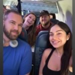 Los WAG de los Chiefs aterrizan en Nueva York antes de la boda de Taylor y Travis.